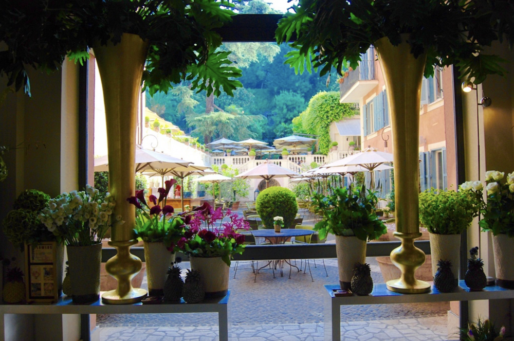 Hotel's Courtyard Rome for events and weddings surroundend by impressive gardens in the city center