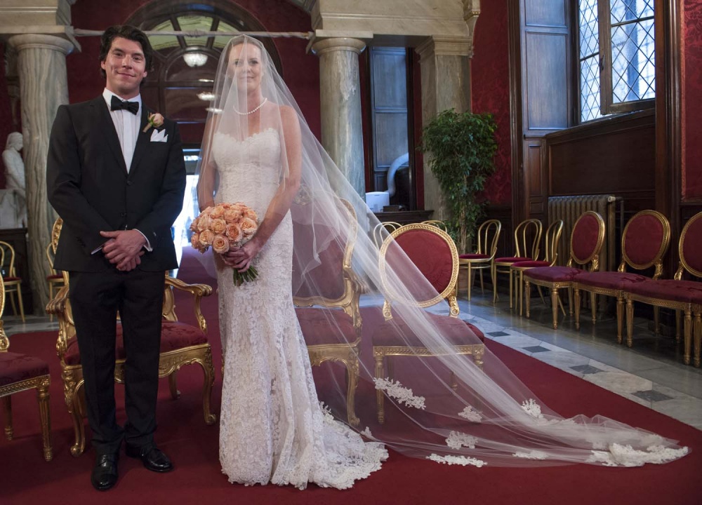 Groom and bride with long veil in the Red Ceremony Hall in Rome