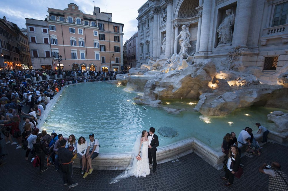 Bride and groom in front of Fontana di Trevi in Rome