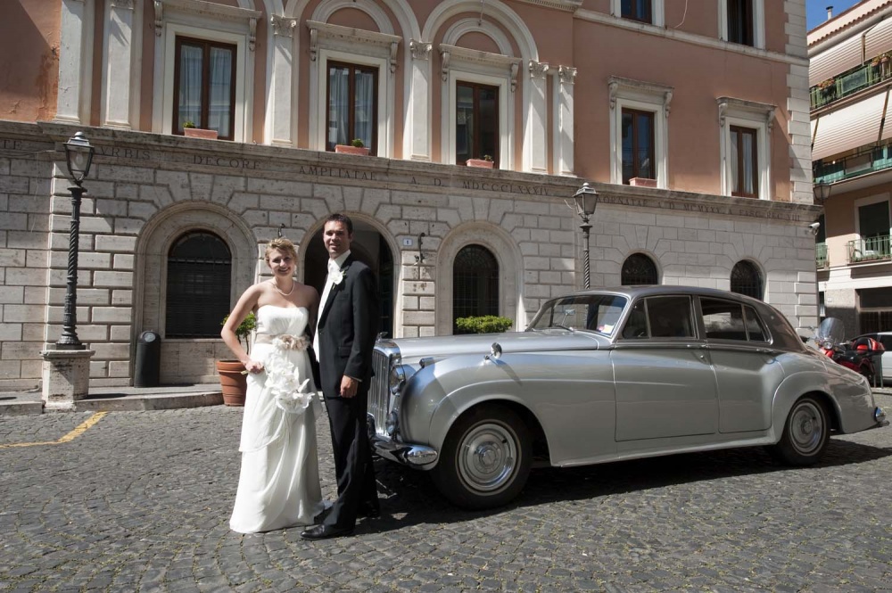 Bride and groom with grey vintage car in Rome