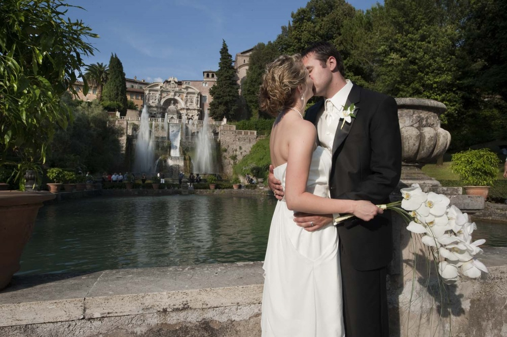 Bride and groom in front of a fountain in Villa d'Este in Tivoli, Rome