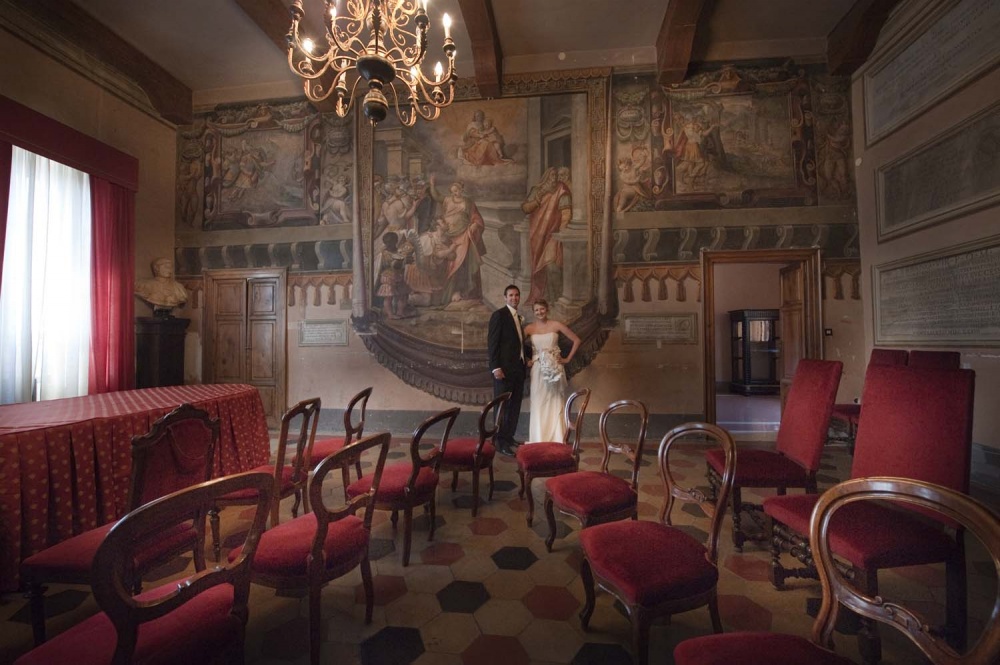 romantic wedding portrait in Tivoli, Rome in the ceremony hall with frescoed walls