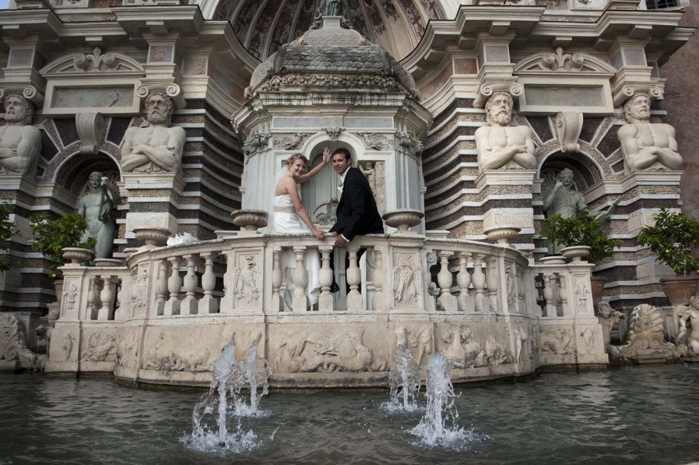 Bride and groom in Villa d'este Tivoli for a wedding