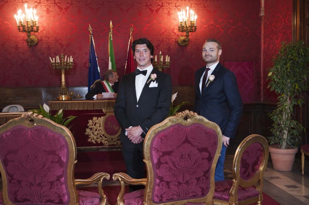 The emotional moment of the groom waiting for the bride before the ceremony in campidoglio