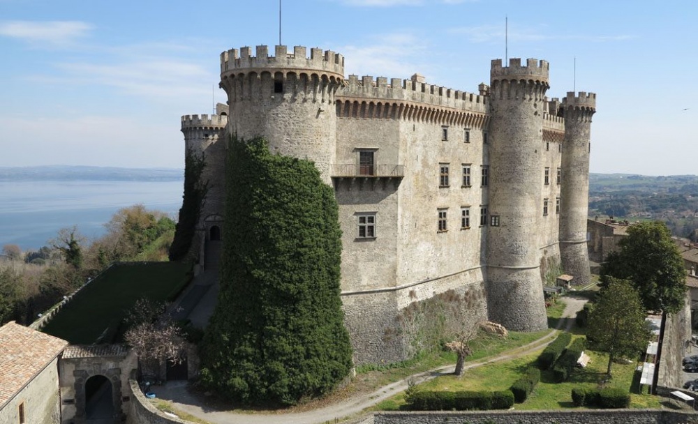 An amazing old castle by the lake near rome to hold unforgettable weddings and elopements