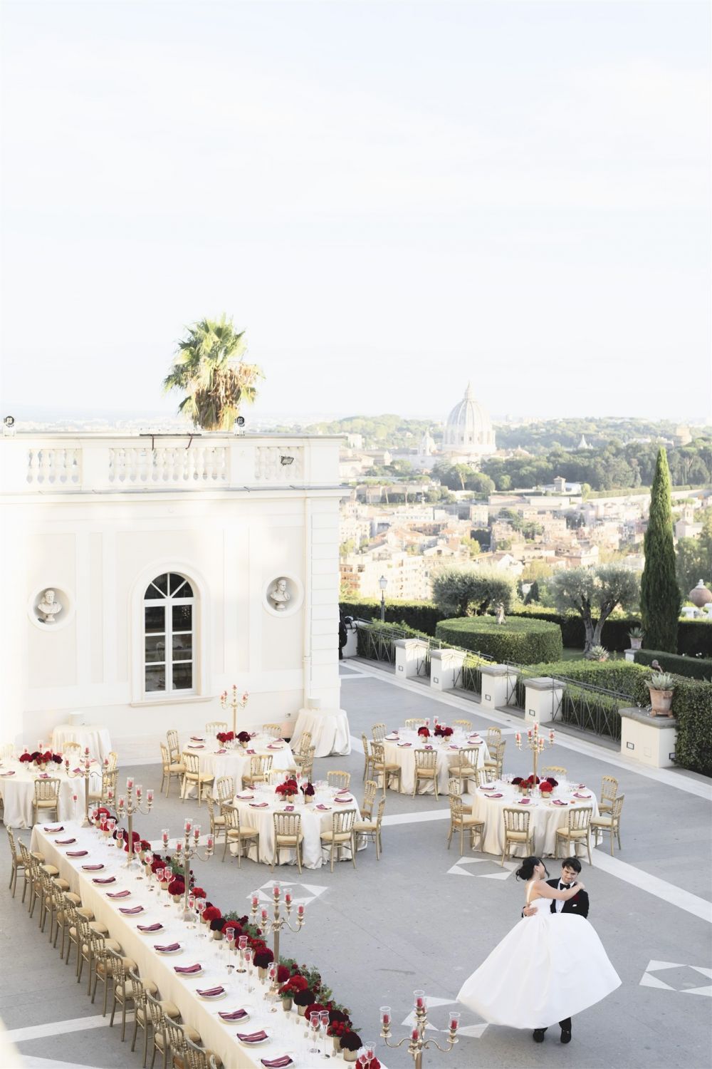 Dinner tables at the villa for weddings in Rome