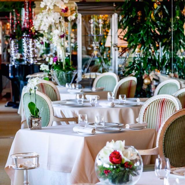 elegant main dining room for weddings full of lovely plants and flowers in the city center of Rome