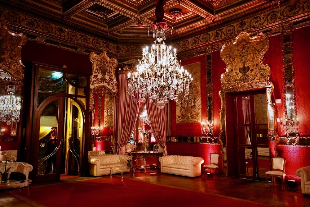 A gougeous and sumptuous red velvet hall with crystal chandelier for wedding receptions rome