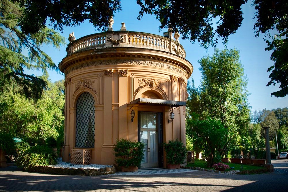 a round hunting lodge in the gardens of an elegant palace for weddings in Rome