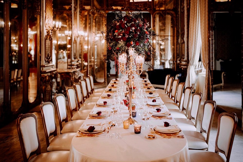 An elegant wedding table se-up with soft colours in elegant ballroom