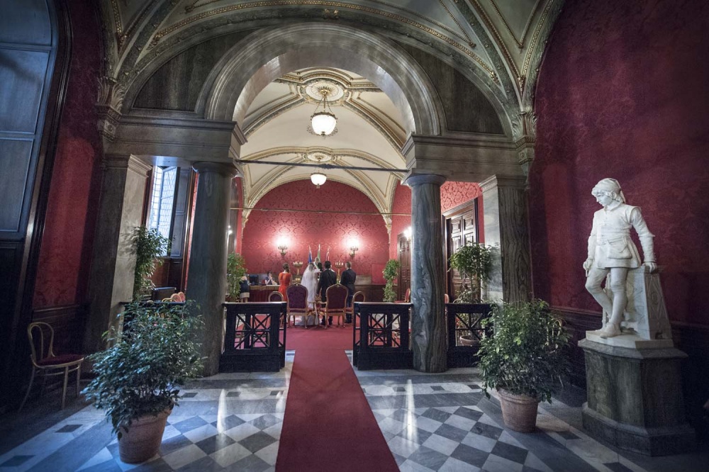 Romantic intimate ceremony in Campidoglio in the red Hall