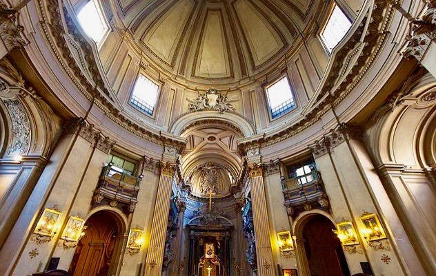 An incredile picture of the dome from the inisde with its fine stucco decors and windowed walls