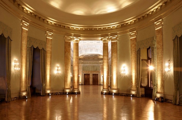 Sumptuous entrance of this exclusive wedding hall, perfect for welcome cocktail or lounge area.