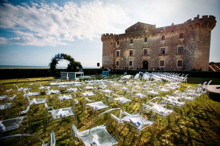 A magical civile ceremony in a fairy tale castle facing the sea near Rome, for a timeless wedding