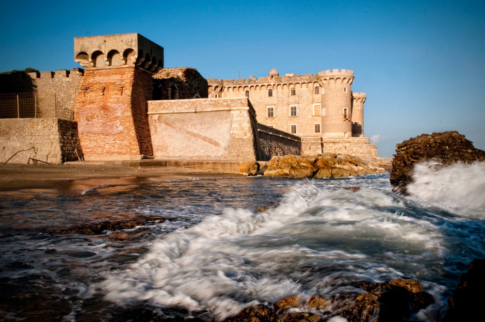 an amazing view of the fairy tale castle for weddings in rome by the coast