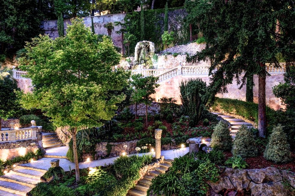 A spectacular view of the secret garden of the hotel for wedding in rome located in the city center