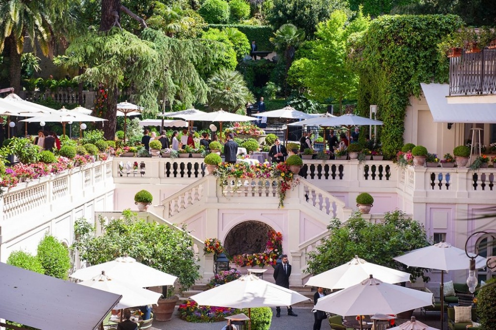 Terrace in Rome for wedding cocktail receptions with lounge area and umbrellas surrounded by gardens