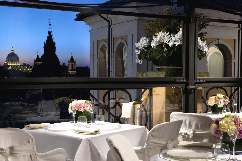 A romantic and elegant dinner set on the roof terrace with spectacular view over stPeter's by night