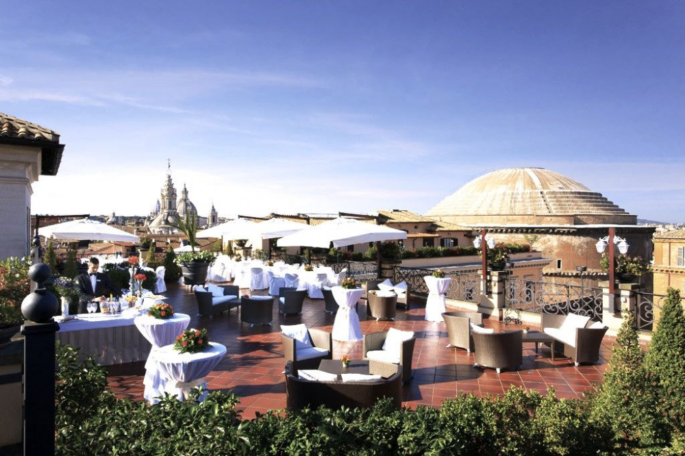 Roofgarden terrace with amazing view over the pantheon it's perfect set for wedding receptions