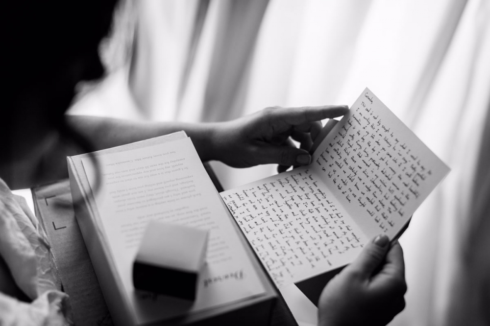 the bride reads a letter for her