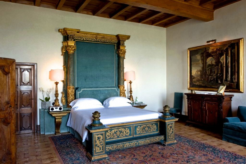 renaissance bedroom of the medici's suite renaissance bed with gold and wood decors for newlyweds