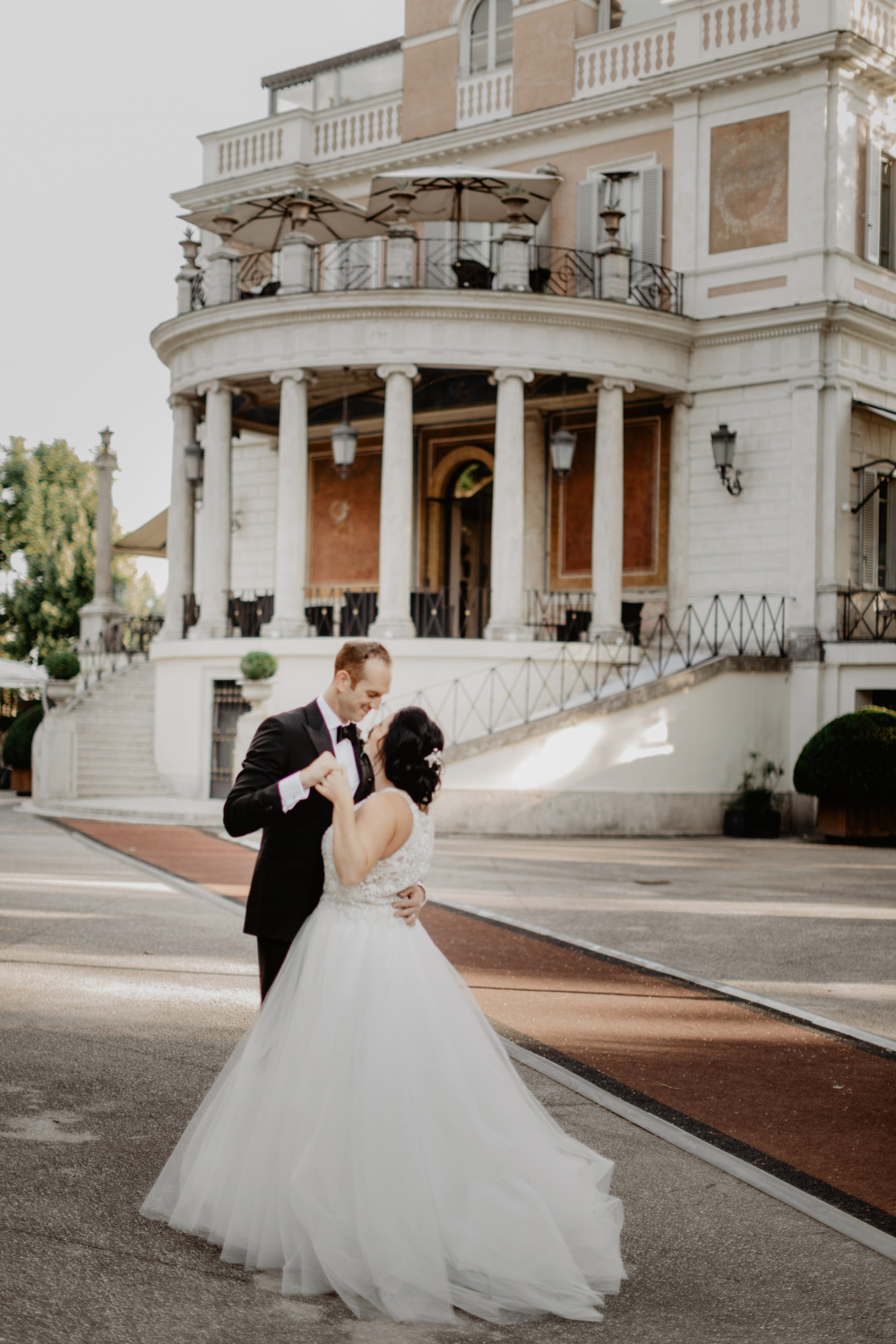 Bride and groom in front of the Venue Wedding Rome