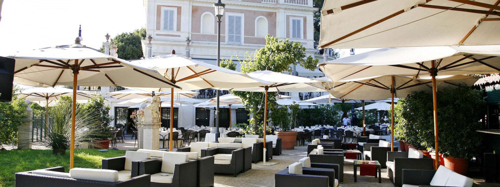 Terrace with lounge area and sofa for wedding cocktail receptions in Rome