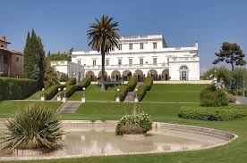 Garden with a fountain with villa wedding Rome view