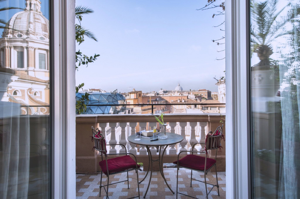 glimpse of panoramic view from suite's room, with elegante round coffee table and 2 chairs