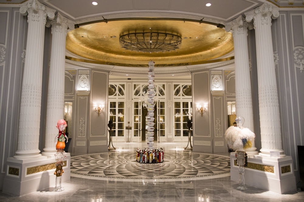 Elegant entrance with white columns and gardens of this wedding venue in Rome