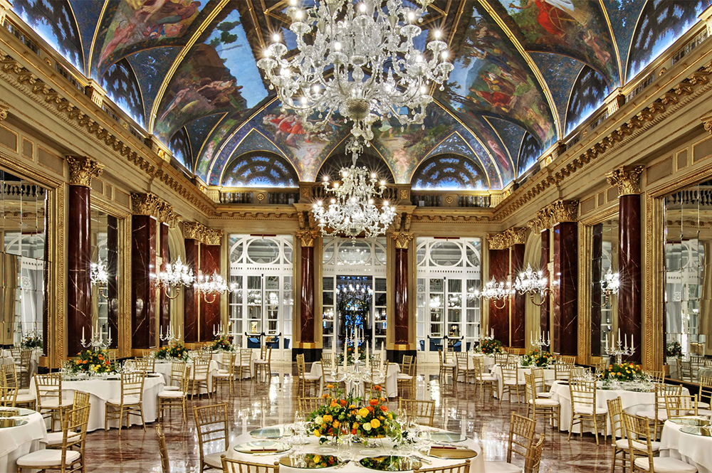 beautiful baroque ballroom with marbles, chandeliers and wedding setup