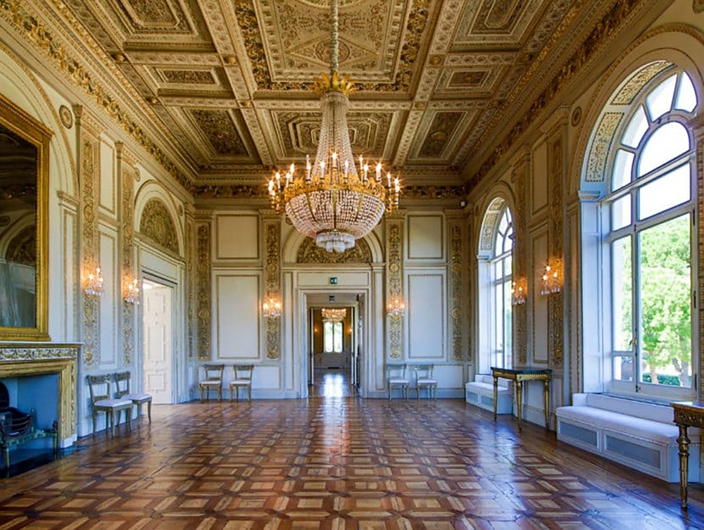 Wedding villa in Rome with luxury ballroom with grand chandelier