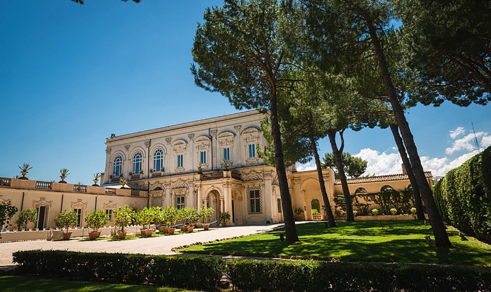 Wedding villa in Rome view from the entrance with trees